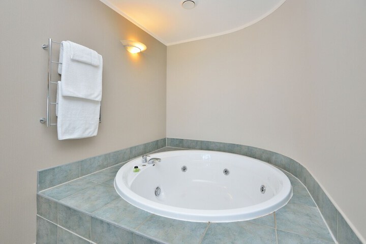 Hot Tub 33 of 38