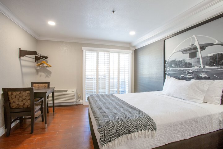 1 King Bed Accessible (16 of 24)