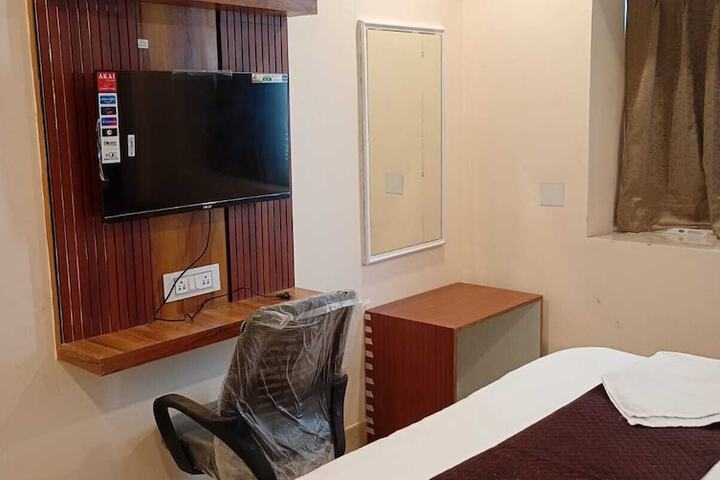 Room 5 of 16