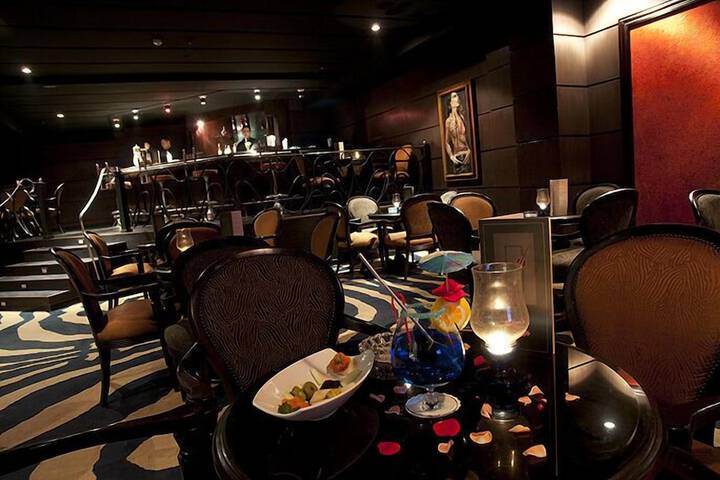 Lounge 73 of 86