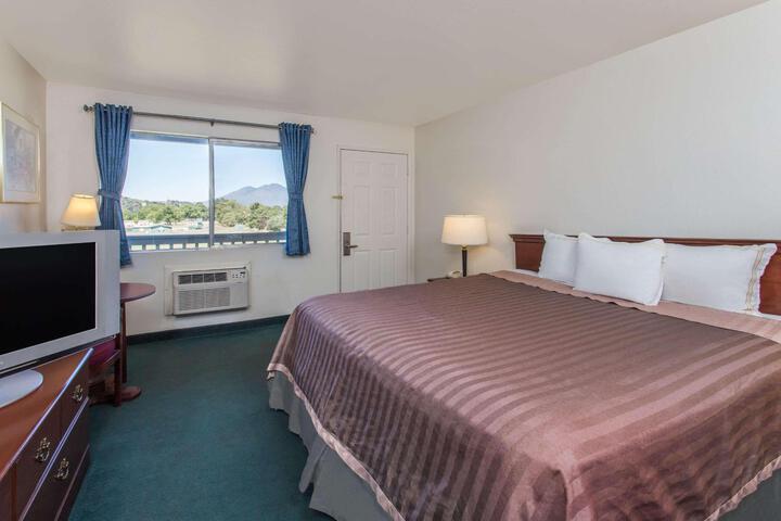 1 Queen Bed Accessible Room (7 of 10)