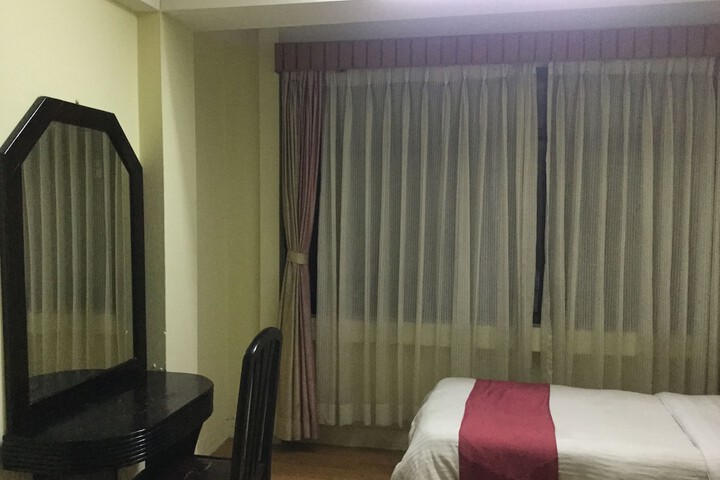 Room 8 of 33