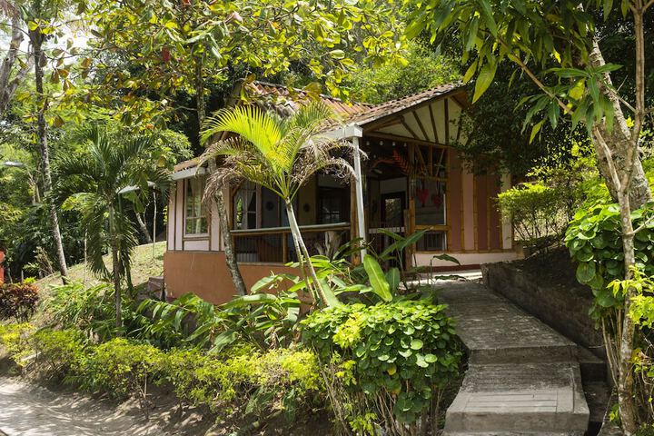 ikara Hotel in Villeta
