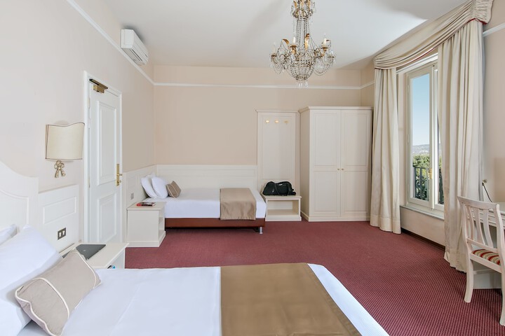 Room 27 of 86