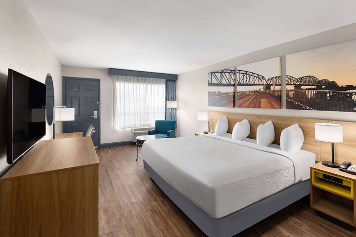1 King Bed (2 of 14)