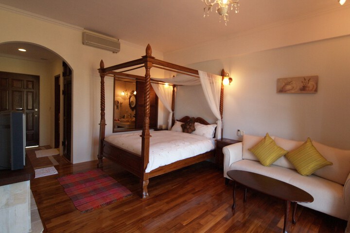 Room 8 of 99