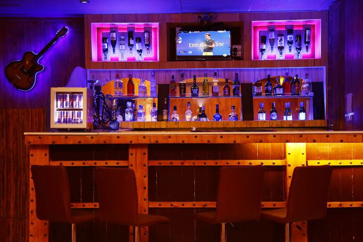 Lounge 53 of 64