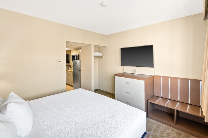 1 King Bed (4 of 30)