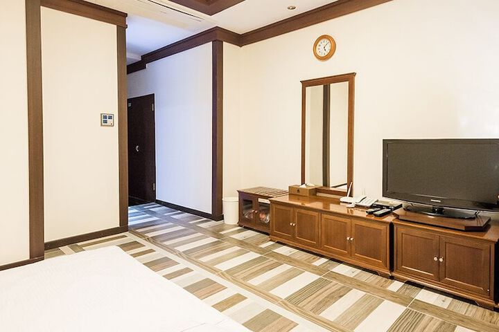 Room 19 of 42