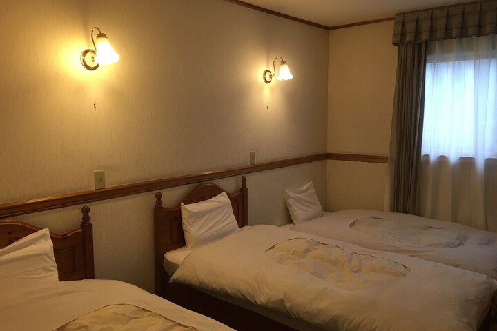 Room 6 of 33