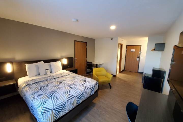 1 Queen Bed Micfridge (2 of 9)