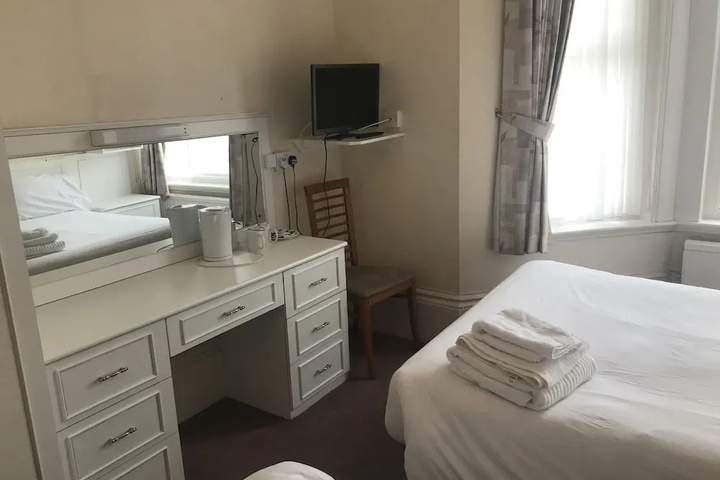 Room 6 of 10