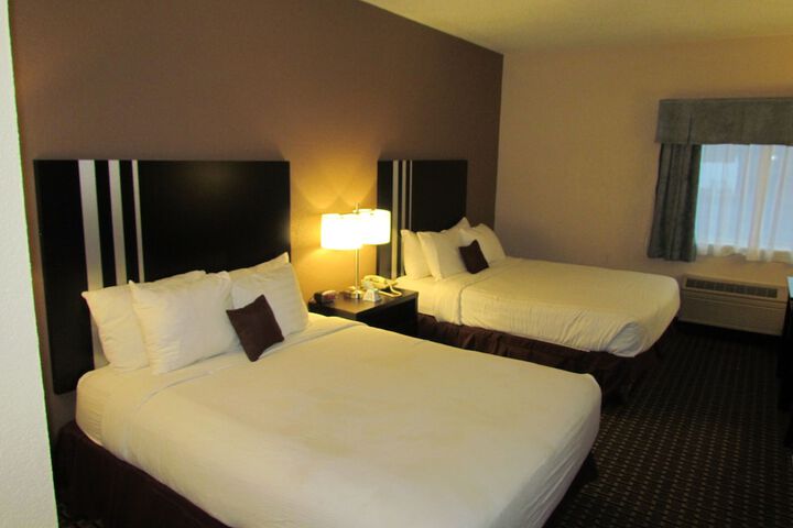 2 Queen Beds (6 of 10)