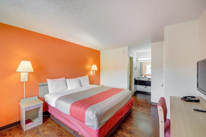 1 King Bed (6 of 8)