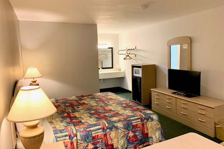 1 King Bed (5 of 11)