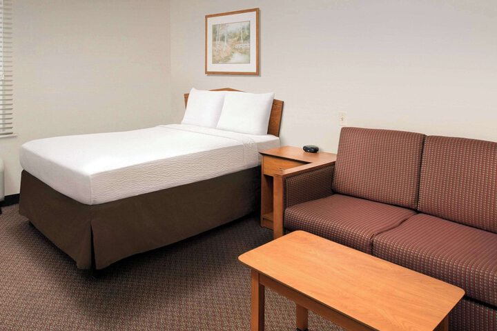 Suite Queen Bed (2 of 8)