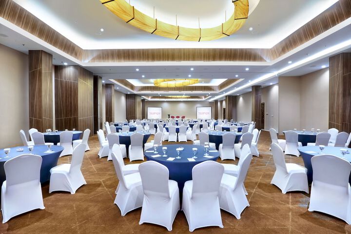 Ballroom/Hall 26 of 30