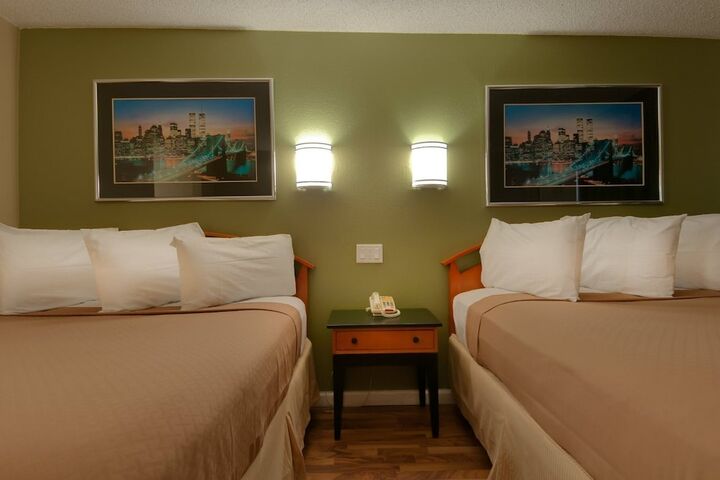 Deluxe Queen Bed (5 of 9)