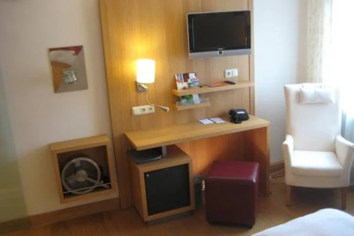 Room 5 of 16