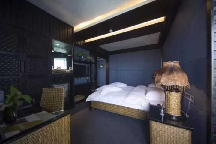 Room 7 of 65