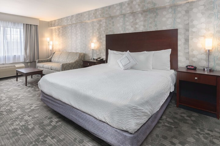1 King Bed High Speed Internet Accessible Desk Microwave and Refrigerator Sofa Bed Full Brea (21 of 22)