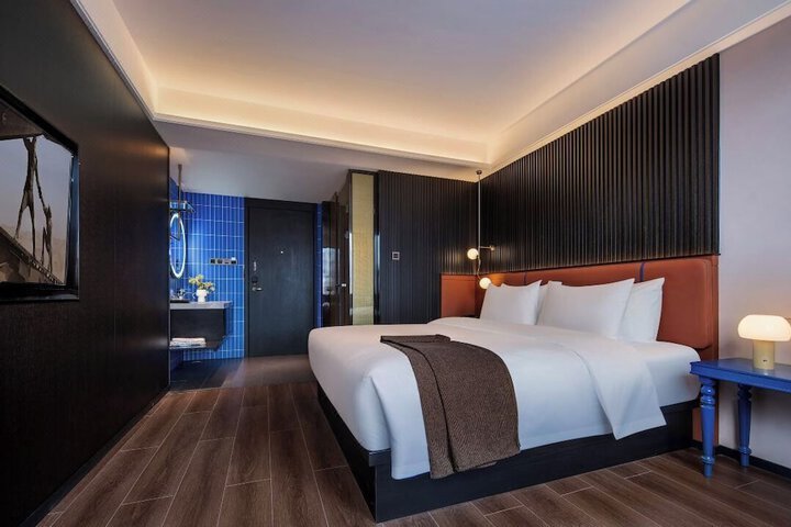 Room 16 of 33