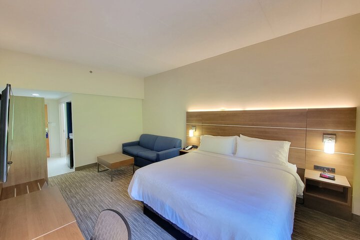 1 King Bed (6 of 11)