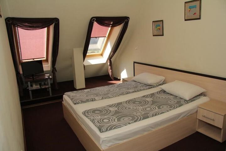 Room 9 of 30