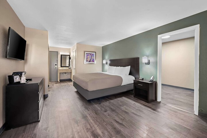 1 King Bed (3 of 14)