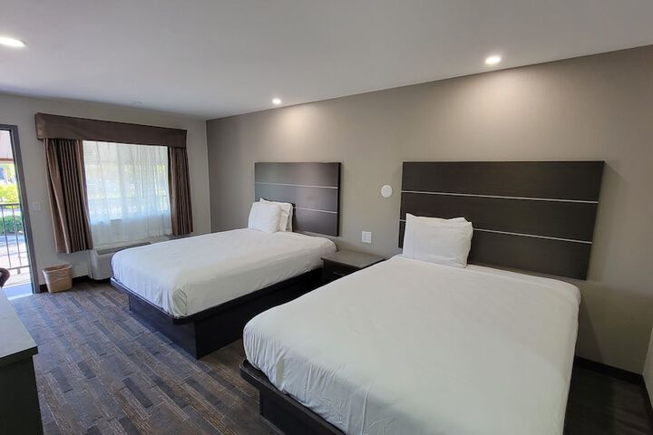 2 Queen Beds (8 of 11)