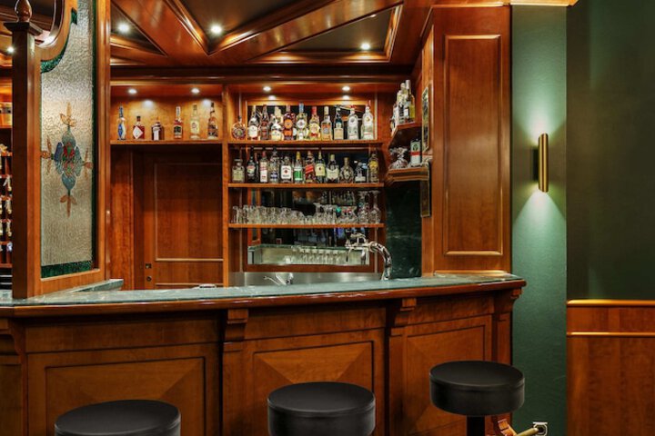Lounge 20 of 25