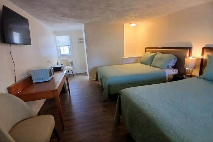 Economy Room 1 Queen Bed (1 of 10)