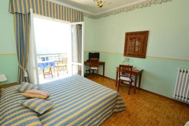 Room 4 of 18