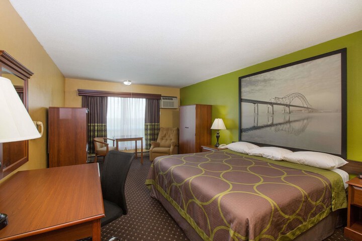 1 Queen Bed (4 of 14)