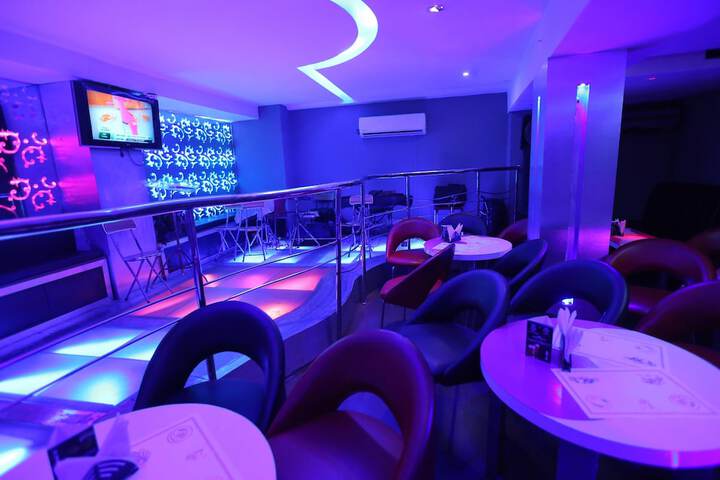 Lounge 45 of 52