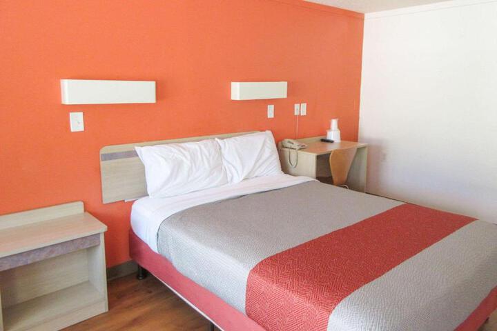 1 King Bed (2 of 14)