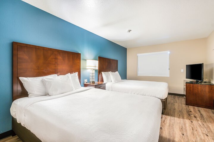1 Queen Bed (16 of 16)