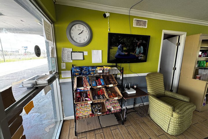 Lounge 20 of 43