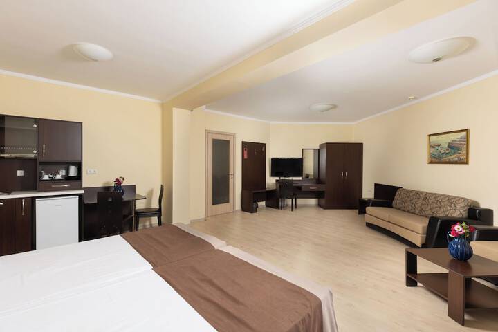 Room 32 of 81