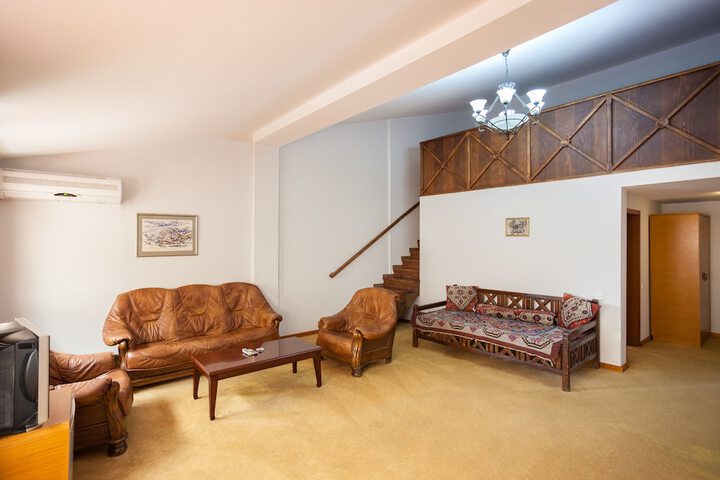 Room 3 of 70