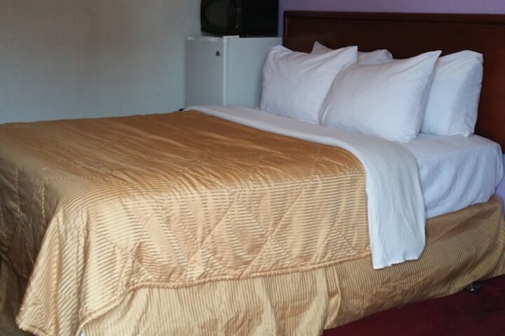 Standard Queen Room (12 of 16)