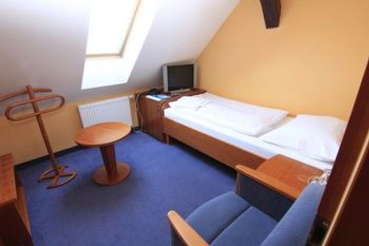 Room 11 of 34