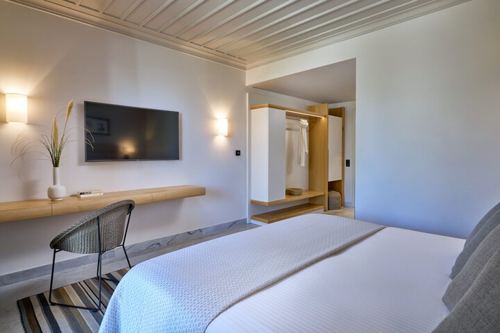 Room 3 of 100