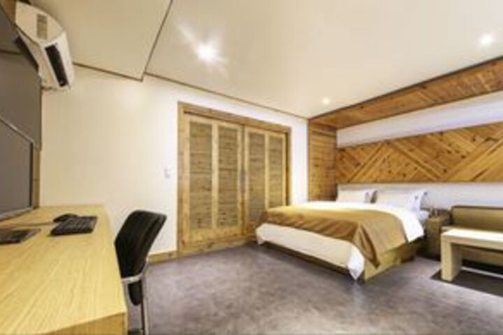 Room 3 of 7