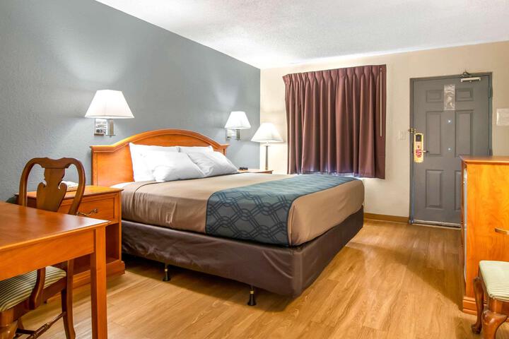 2 Queen Beds (7 of 12)