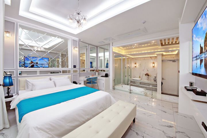 Room 21 of 61