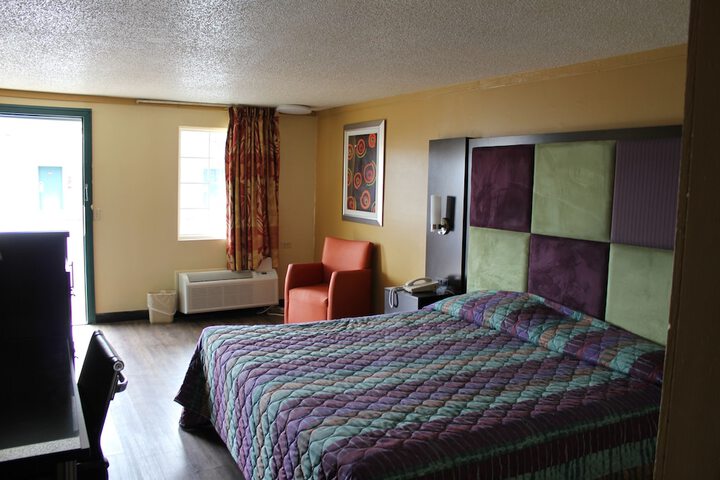 Single Room 1 King Bed (1 of 8)