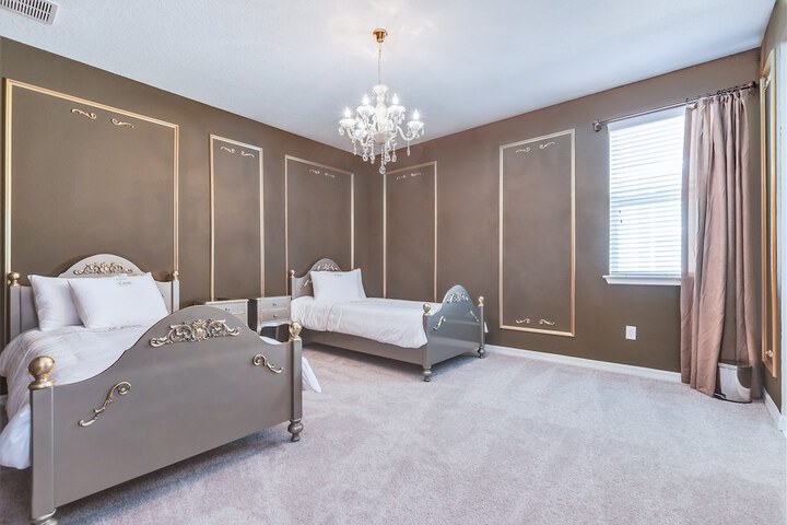 Room 12 of 84