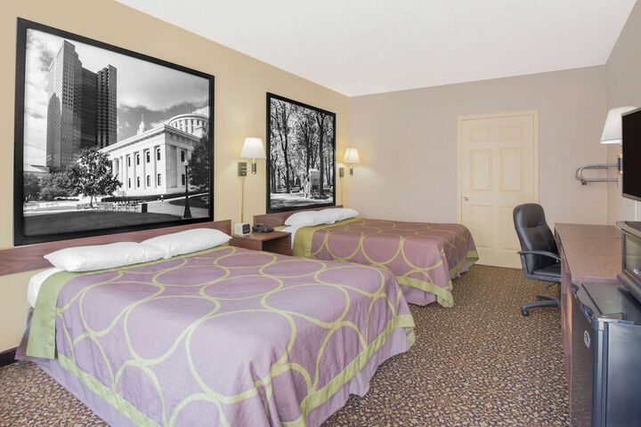2 Queen Beds (1 of 10)