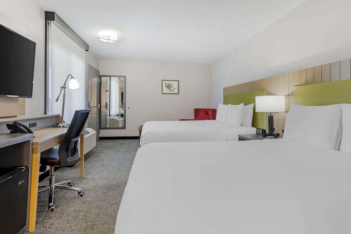 1 Queen Bed (2 of 23)